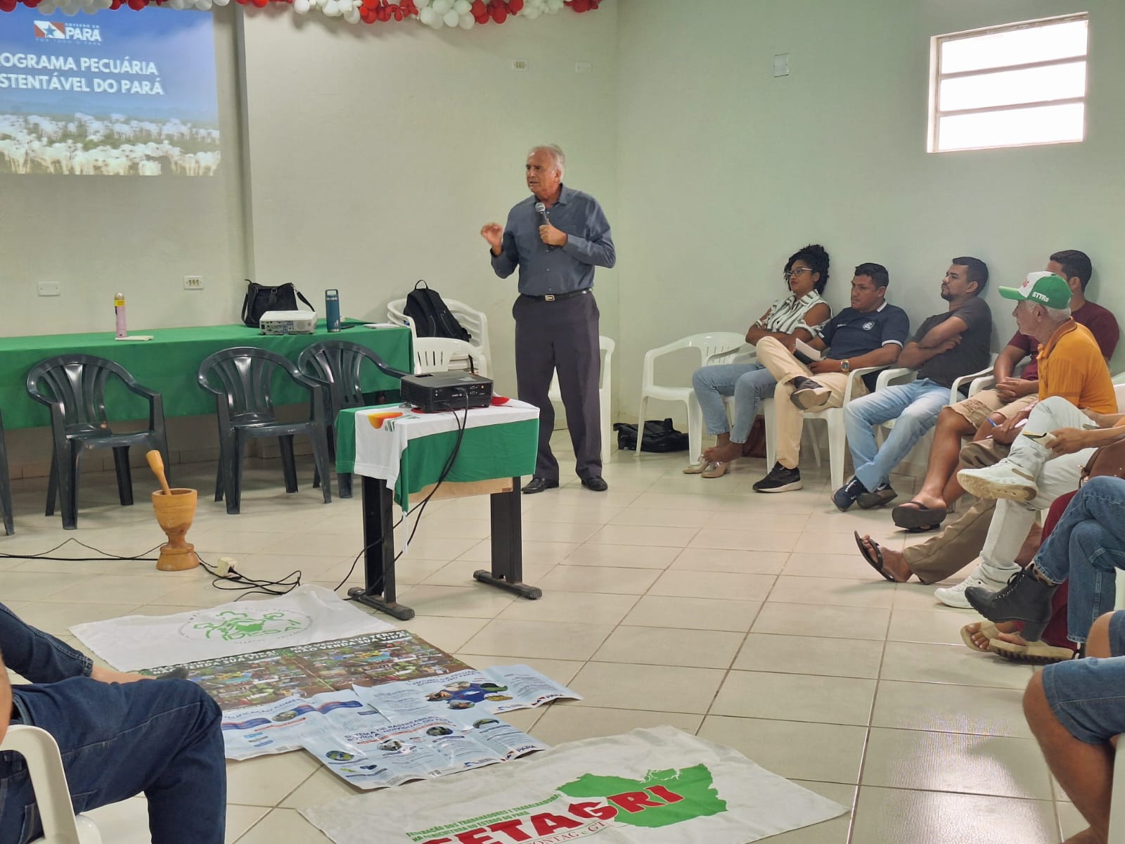 Secretário Cássio, de camisa azul apresenta projeto a agricultores familiares
