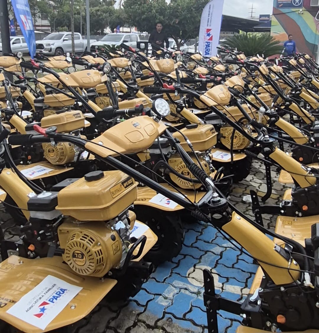 Imagem mostra motocultivadores enfileirados em estacionamento