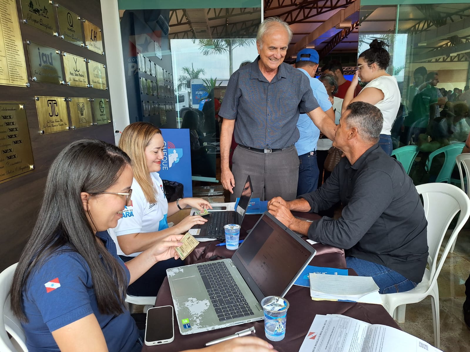 Secretário Cassio Pereira cumprimenta pessoal durante cadastro para o Cheque Pecuária