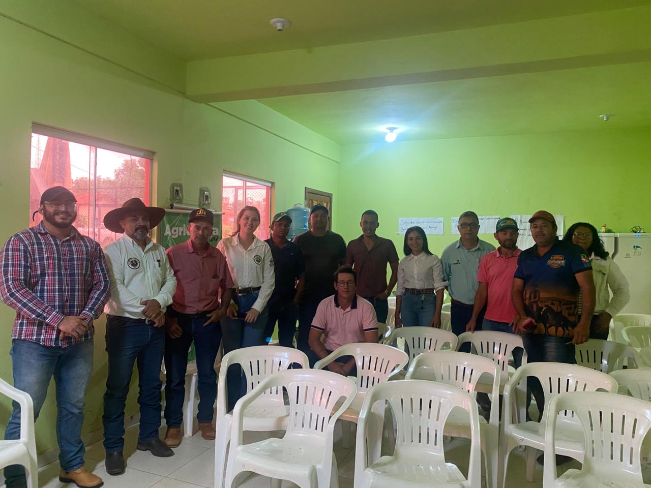 Imagem mostra participantes e professores do curso de pé, lado a lado