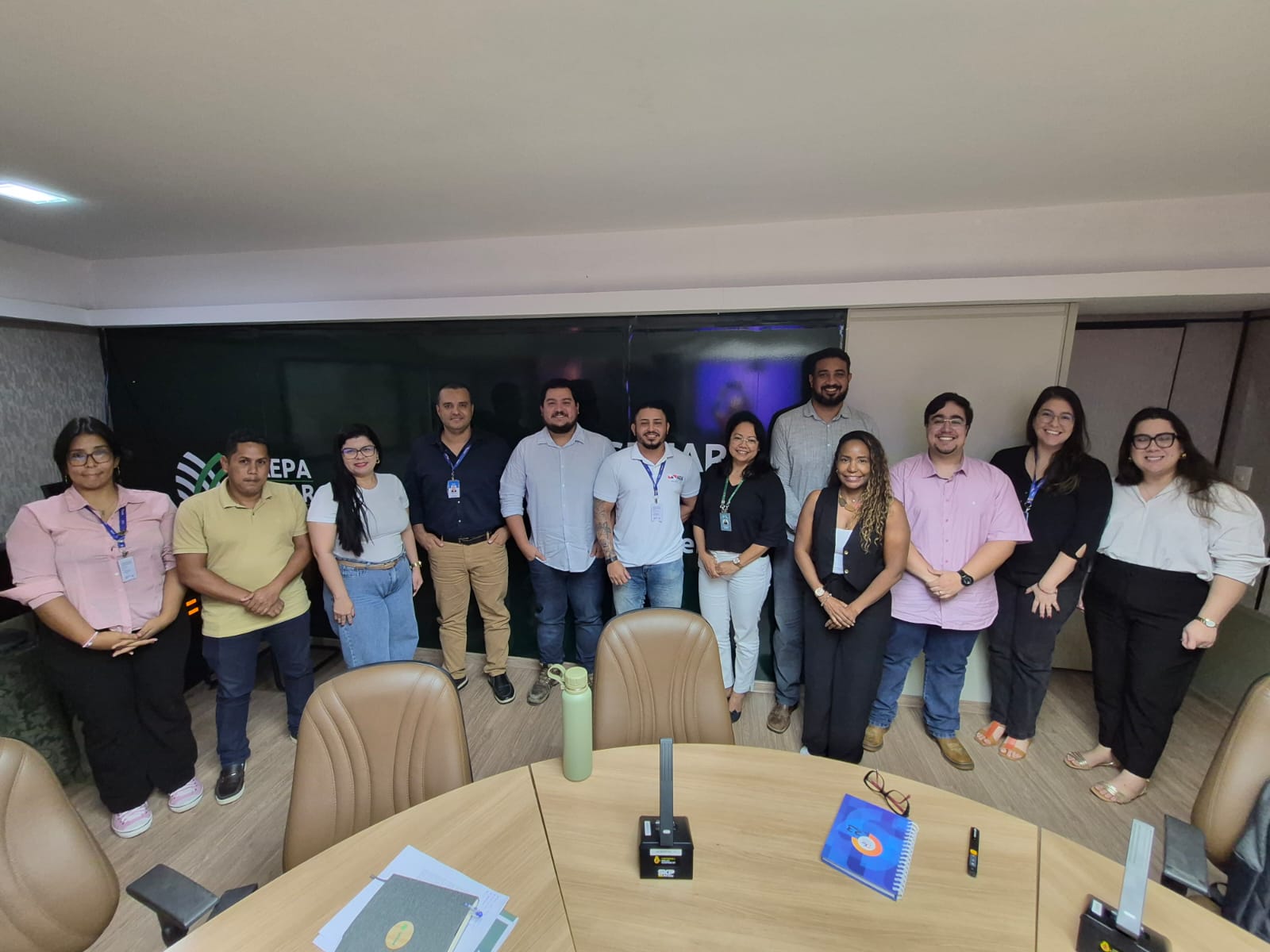imagem mostra grupo de pessoas de pé, posando para foto